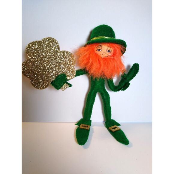 ANNALEE St Patrick's Day Irish Leprechaun Holds Glitter Shamrock Vintage Kitsch - Picture 1 of 5